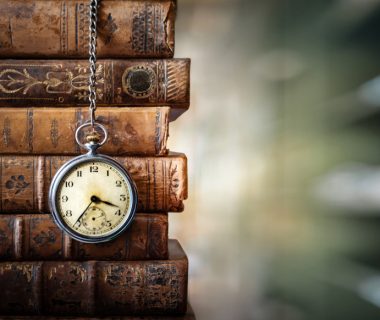 Vintage,Clock,Hanging,On,A,Chain,On,The,Background,Of